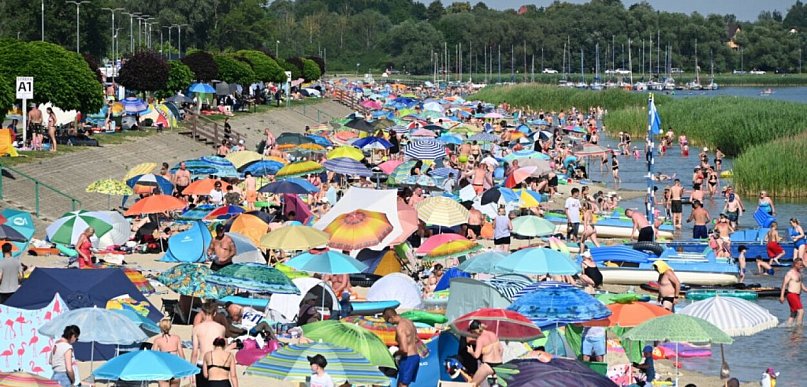 Upał przyciągnął tłumy nad Jezioro Tarnobrzeskie  [ZDJĘCIA]