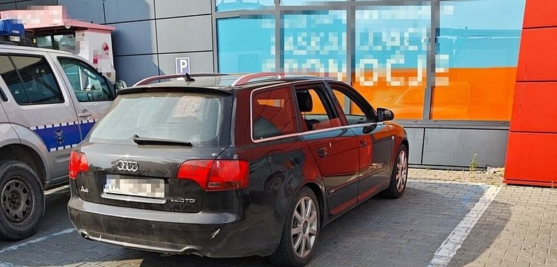 Dziecko pozostawione w aucie na parkingu w Staszowie. Świadek wezwał policję