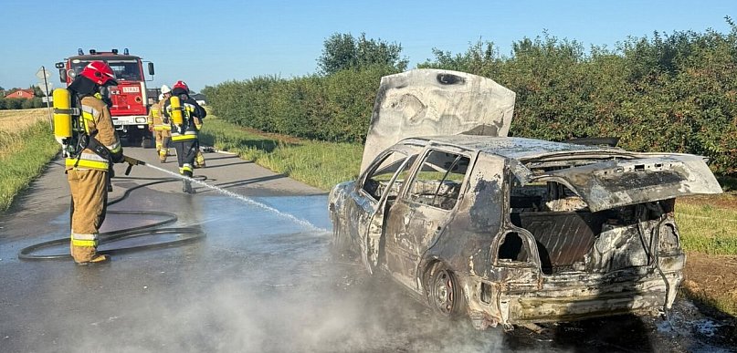VW Golf zapalił się na drodze w gm. Klimontów. Auto spłonęło doszczętnie [FOTO]
