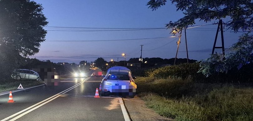 Groźny wypadek na DK79. 18-latek uderzył autem w poprzedzający go samochód