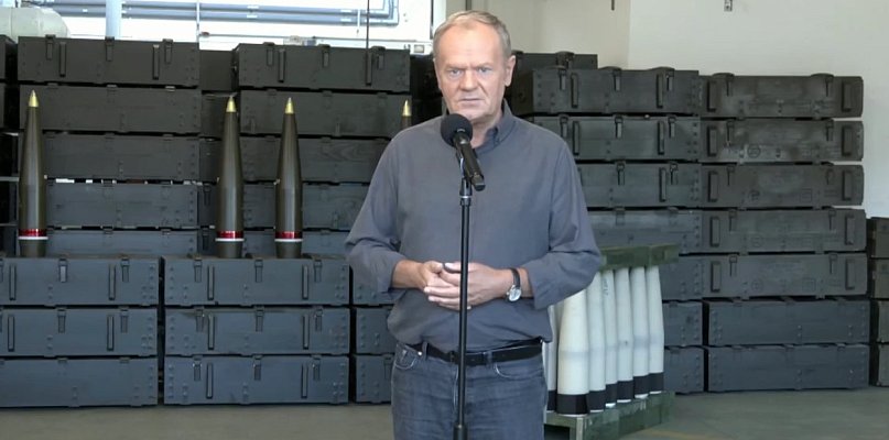Donald Tusk w Nowej Dębie o produkcji pocisków 155 mm i współpracy z Brytyjczykami - 225526