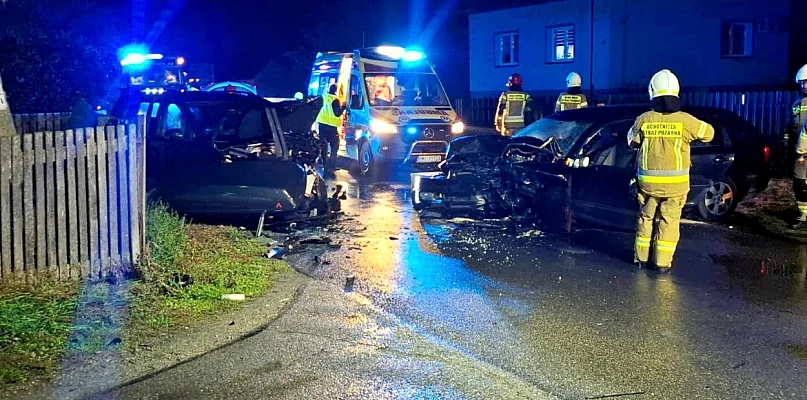 Czołowe zderzenie w Wydrzy. Pięć osób trafiło do szpitala - 226290