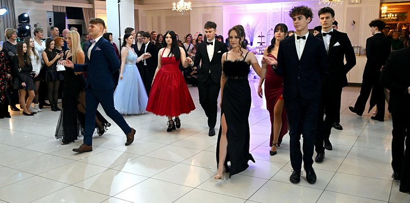 Polonezy, walc i latino na studniówce "Prymasówki" i SMS Siarka Tarnobrzeg