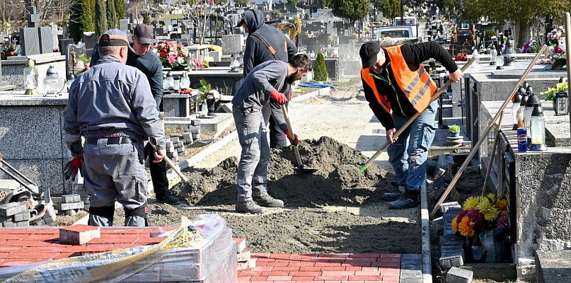 Trwają prace na Cmentarzu Parafialnym w Tarnobrzegu. Zobacz co się zmienia