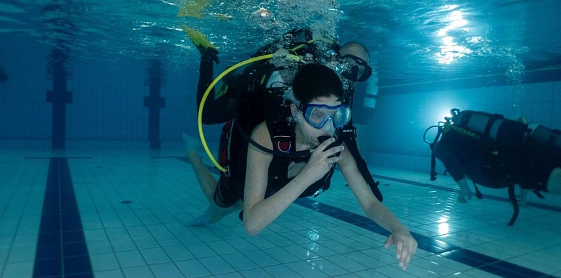 Warsztaty nurkowe w Nowej Dębie. Ponad 30 młodych pływaków pod wodą z „OCTOPUS”