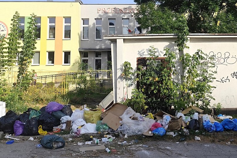 Śmietnisko przy przedszkolu w Tarnobrzegu