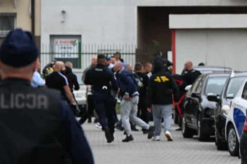 Siarka - Hutnik Kraków. Kibice pod stadionem