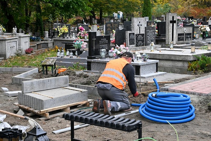 Rozpoczęło się brukowanie alejek na tarnobrzeskim cmentarzu