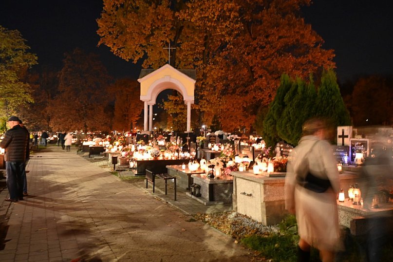 Tarnobrzeskie cmentarze parafialne nocą