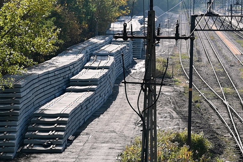 Materiały do remontu zgromadzone na stacji PKP w Tarnobrzegu