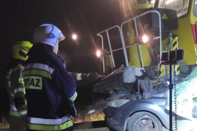 Zderzenie osobówki z pociągiem