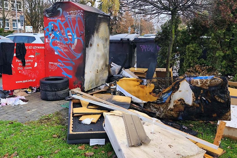 Spalony kontener na odzież w Tarnobrzegu