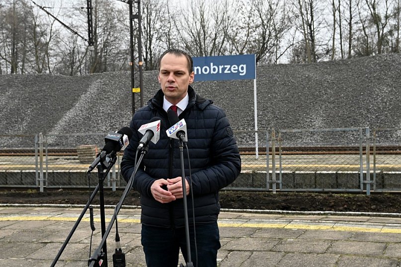 Konferencja posła Rafała Webera na dworcu PKP w Tarnobrzegu