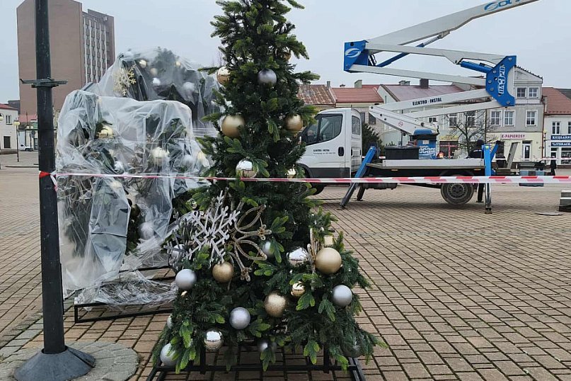 Ustawianie choinki na Pl. Bartosza Głowackiego