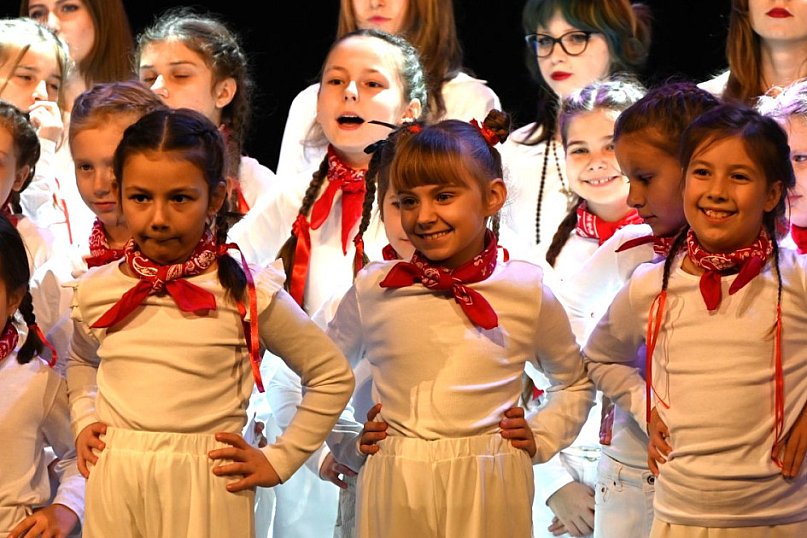 Uczniowie z Zespołu Szkół Społecznych w Tarnobrzegu nagrywają świąteczny teledysk