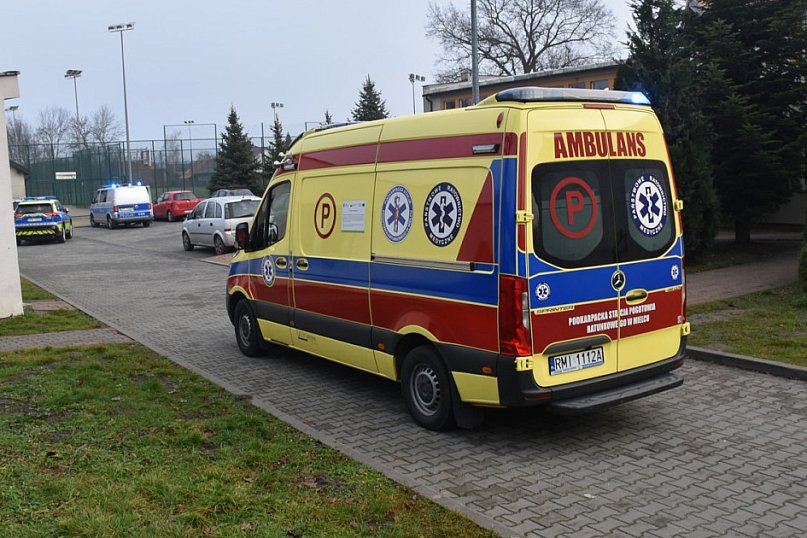 Akcja służb w SP7 w Tarnobrzegu