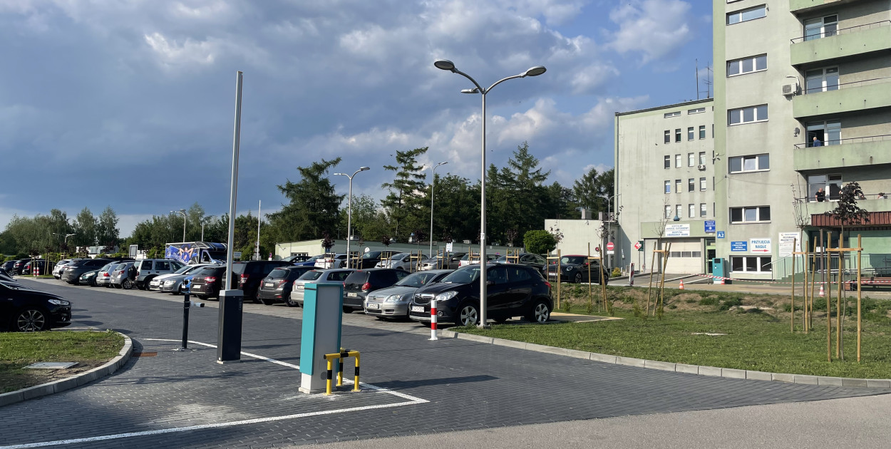 Szlabany przy szpitalu. Parkingi gotowe, opłat na razie nie ma 