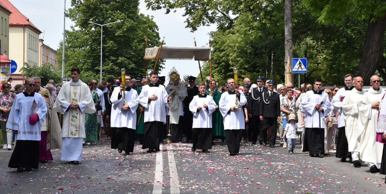 Procesja Bożego Ciała w Sandomierzu z biskupem z Kamerunu  