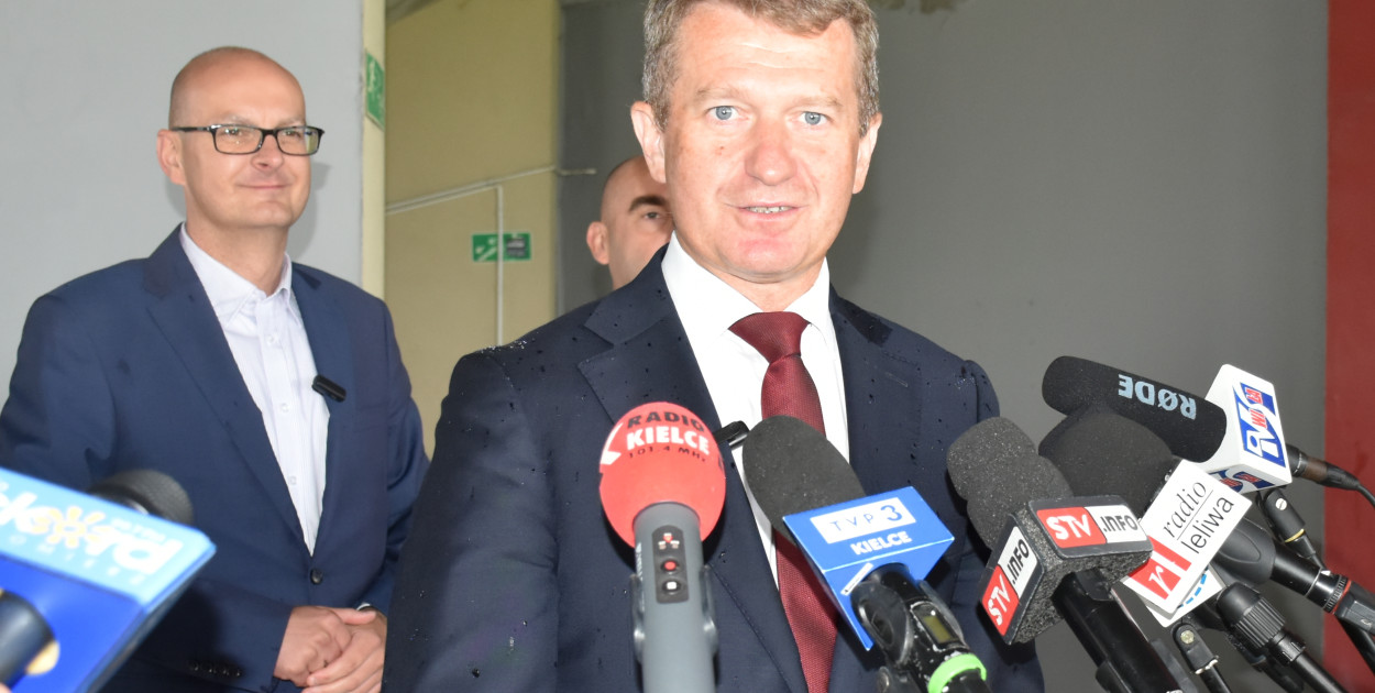 Konferencja  prasowa z udziałem m.in. wiceministra Ireneusza Rasia na terenie sandomierskiego stadionu   