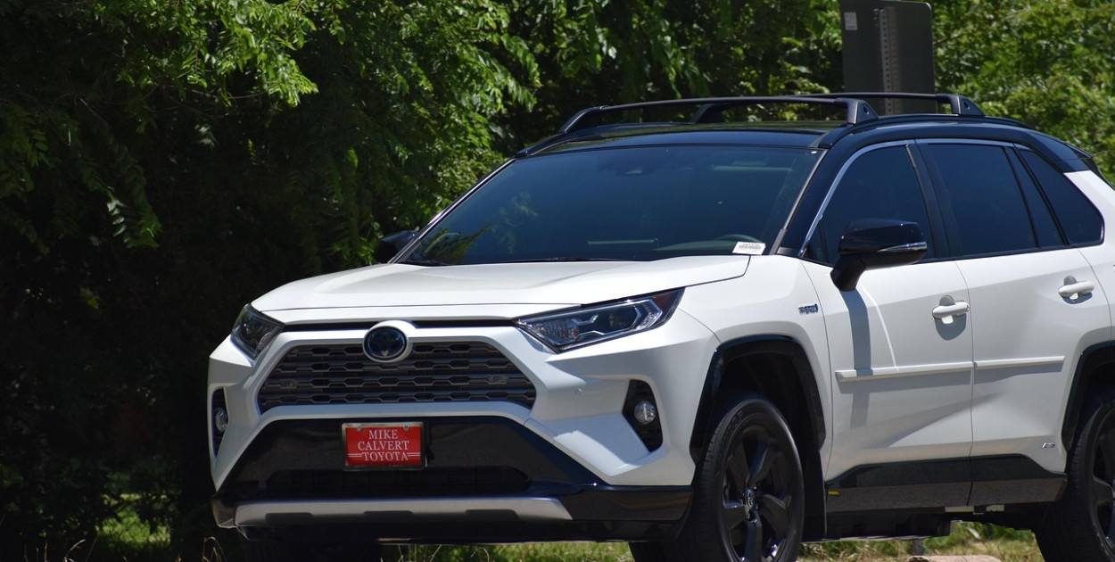  Toyota RAV4 z USA – niezawodność, oszczędność i nowoczesność w jednym SUV-ie