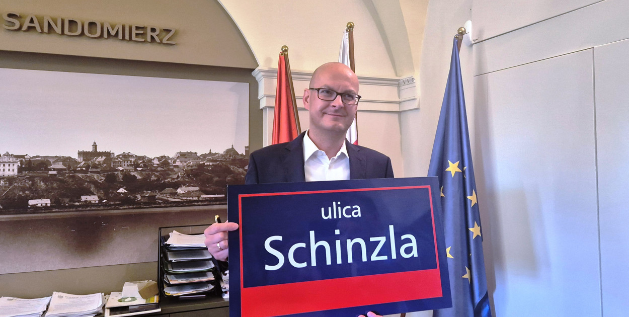Burmistrz prezentuje wzór nowej tablicy 