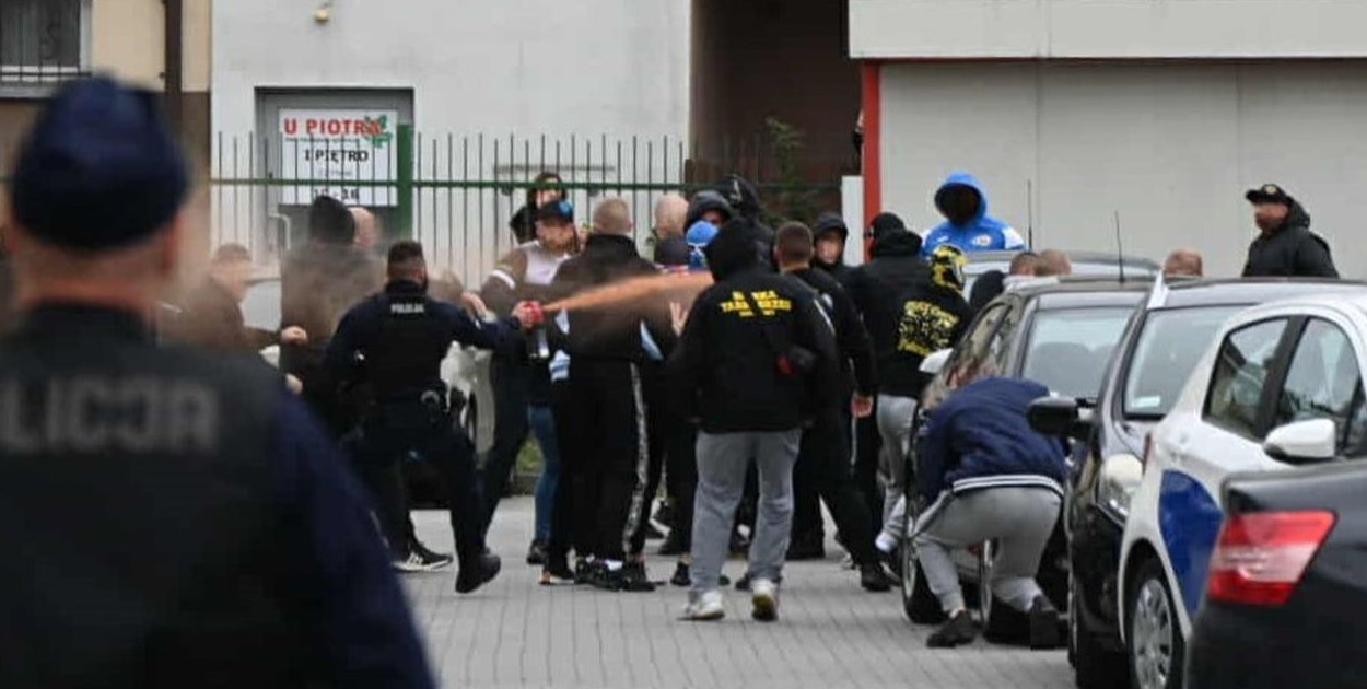 Zadyma pod stadionem w trakcie meczu Siarka - Hutnik. Policja użyła gazu [FOTO]