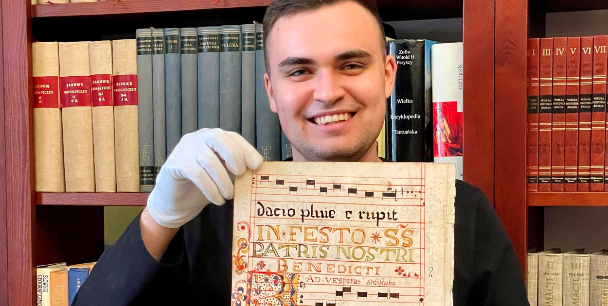 Tomasz Sokołowski prezentuje jeden z rękopisów   