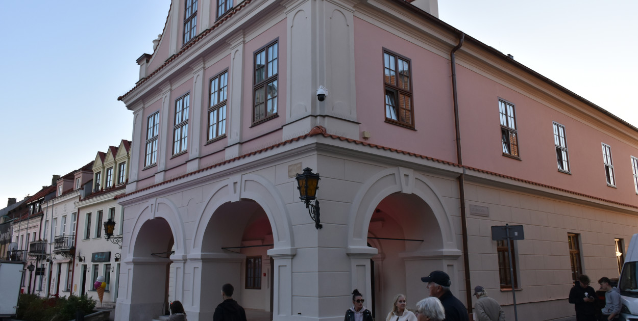 Wystawa będzie prezentowana we wnętrzach odnowionej Kamienicy Oleśnickich.  