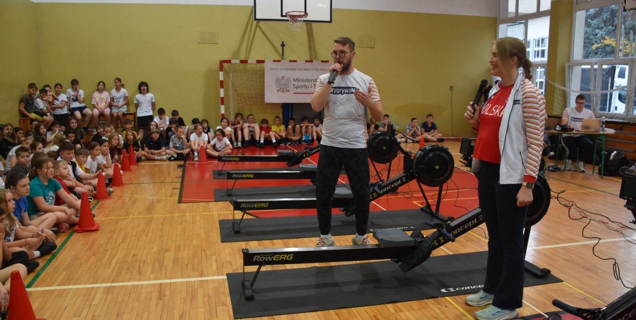 W piątek, 24 października, w murach Szkoły Podstawowej nr 3 im. Alfreda Freyera w Tarnobrzegu rozbrzmiały emocje sportowej rywalizacji i ducha współpracy.