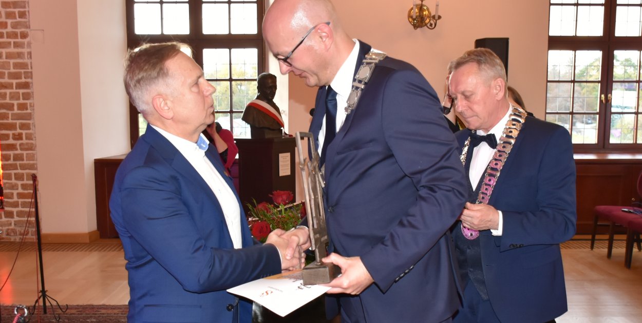 Andrzej Nowak-Arczewski odebrał nagrodę z rąk burmistrza Pawła Niedźwiedzia.