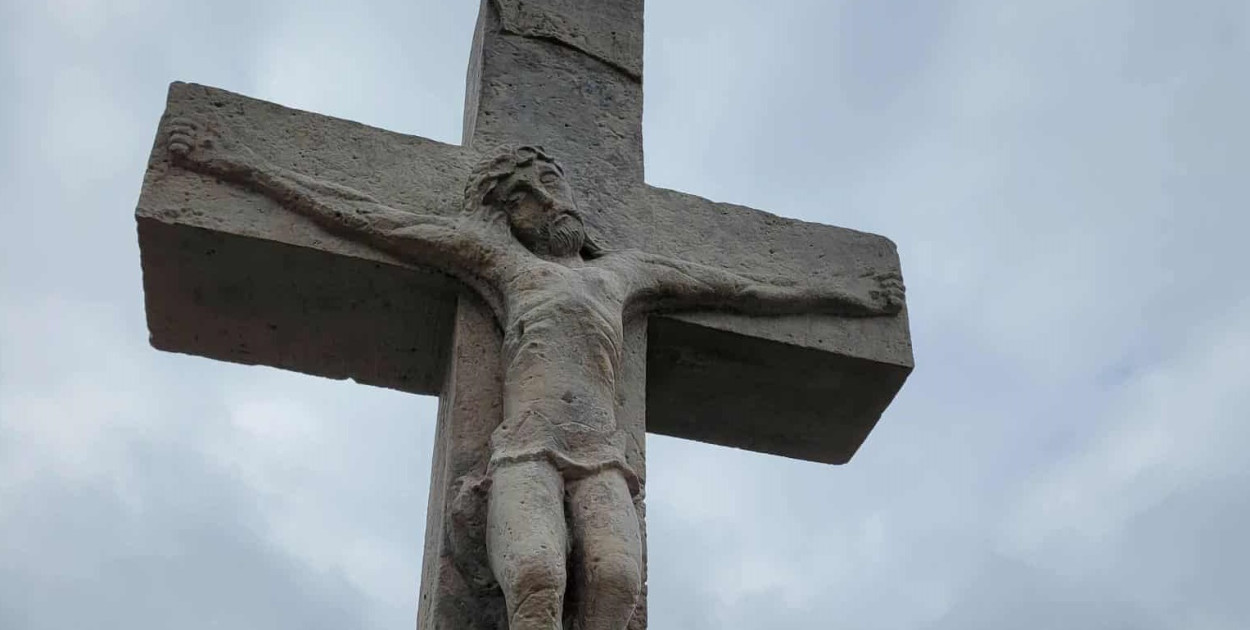 Krzyż odnowionego pomnika   