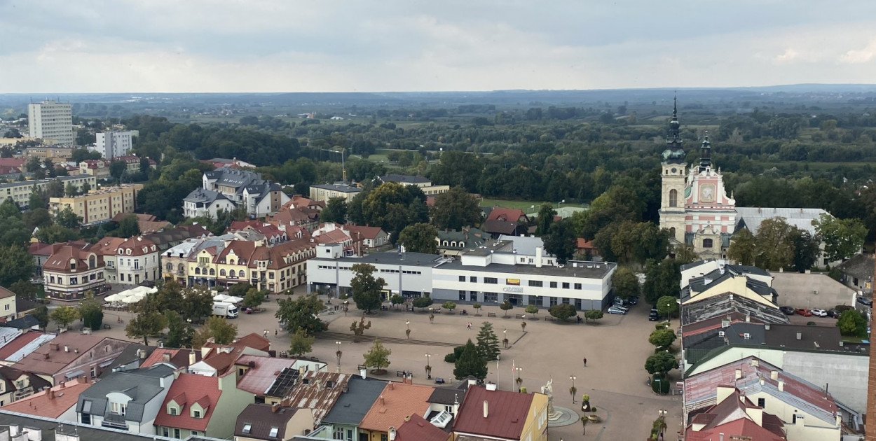 Podczas najbliższej sesji Rady Miasta Tarnobrzega, zaplanowanej na 30 października, radni zajmą się projektem uchwały w sprawie określenia wysokości stawek podatku od nieruchomości na rok 2026.