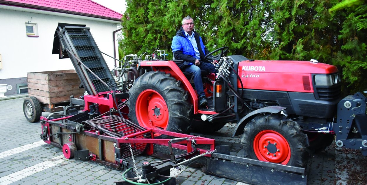 Krzysztof Chmielewski z Milczan samodzielnie skonstruował kombajn, który nie tylko przyspiesza pracę w sadzie, ale też znacząco ogranicza wysiłek fizyczny.