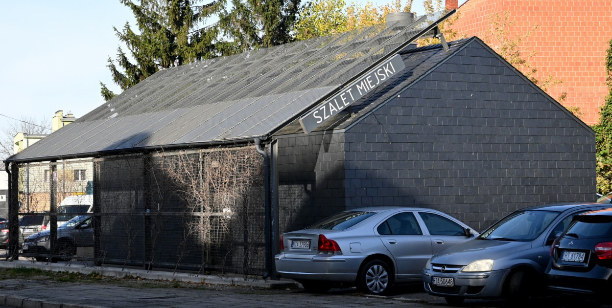 Tarnobrzeski Szalet Miejski z hiszpańskiego łupka 