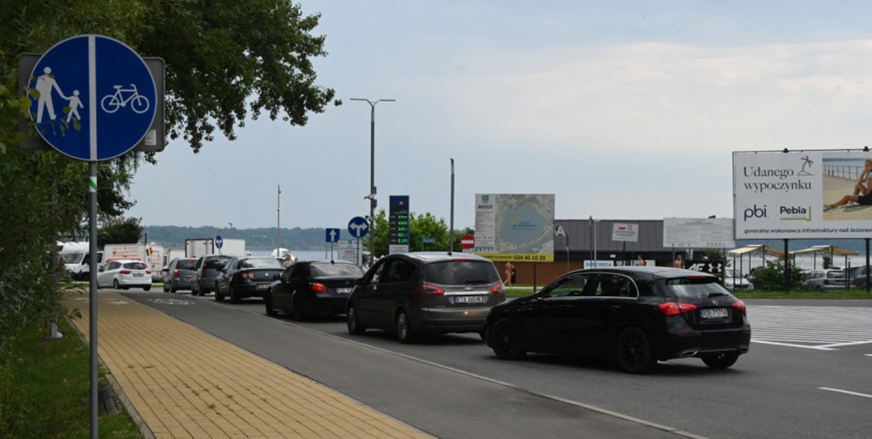 Tegoroczny sezon nad Jeziorem Tarnobrzeskim zakończył się zauważalnym spadkiem liczby wjazdów w porównaniu z rokiem poprzednim.