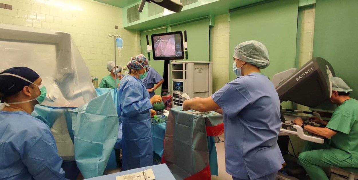 Ten zespół przeprowadził pierwsze zabiegi ginekologiczne z użyciem robota da Vinci w sandomierskim szpitalu. Fot. Szpital