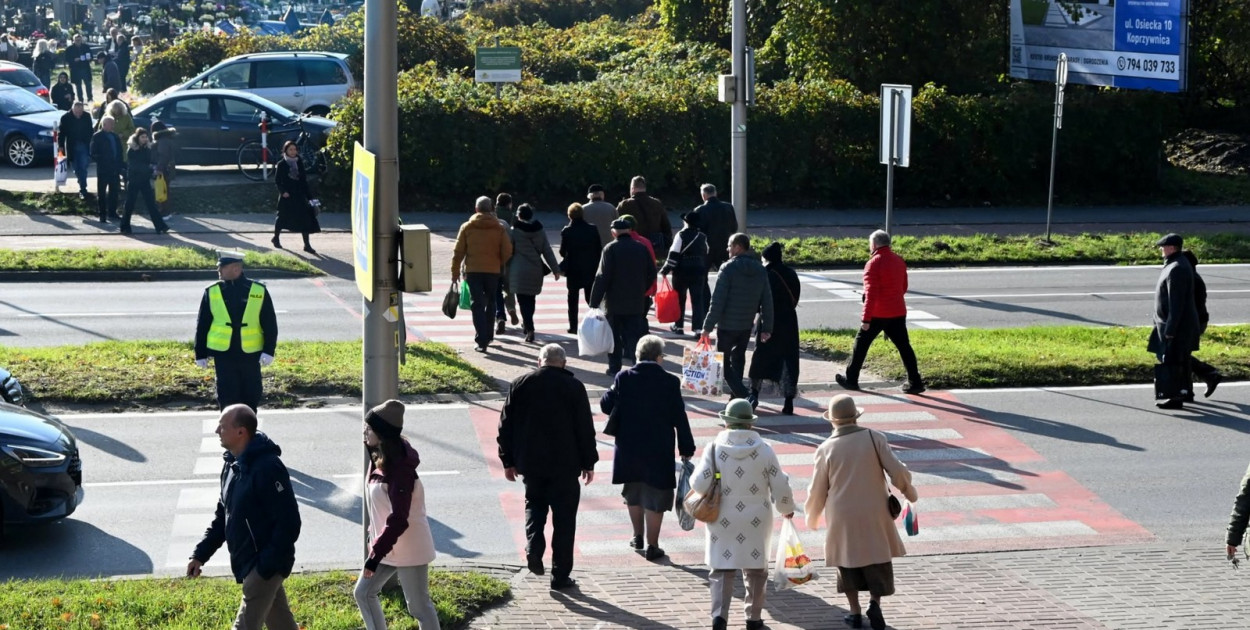 Policja od rana dyżuruje przy tarnobrzeskich cmentarzach