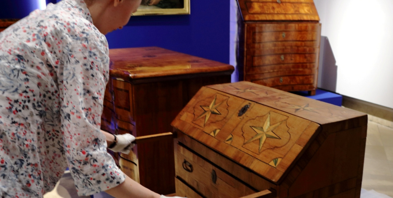 Ostatnie prace nad wystawą \"Mit mebli kolbuszowskich\" (fot. Muzeum Zamkowe w Sandomierzu)    