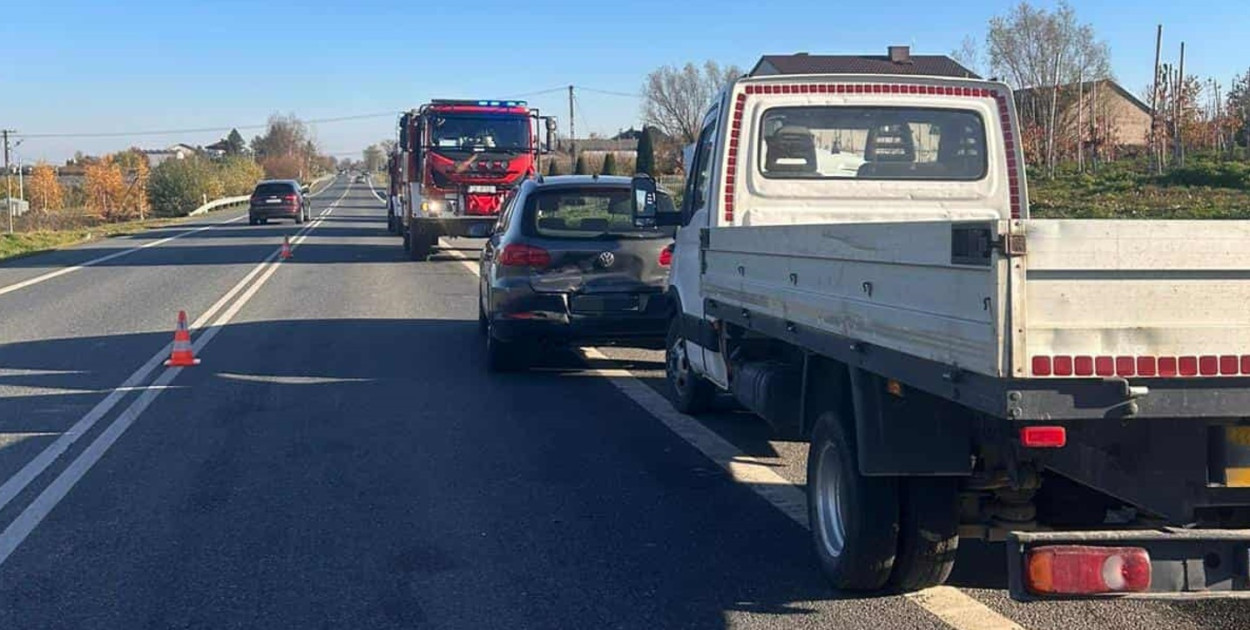 W środę, 5 listopada, około godziny 13:10, do Stanowiska Kierowania Komendanta Powiatowego PSP w Sandomierzu wpłynęło zgłoszenie o zderzeniu dwóch samochodów osobowych na drodze krajowej nr 77 w miejscowości Komorna (gmina Obrazów).  Fot. PSP Sandomierz