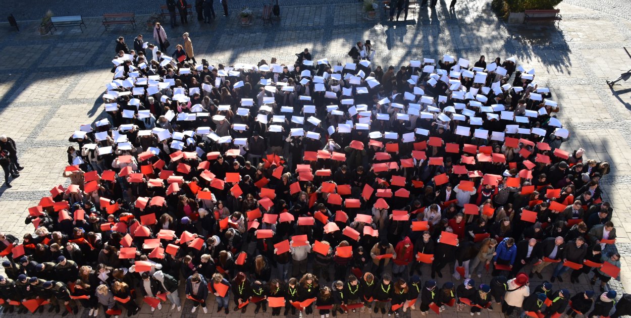 Żywa  flaga na Rynku Starego Miasta w Sandomierzu