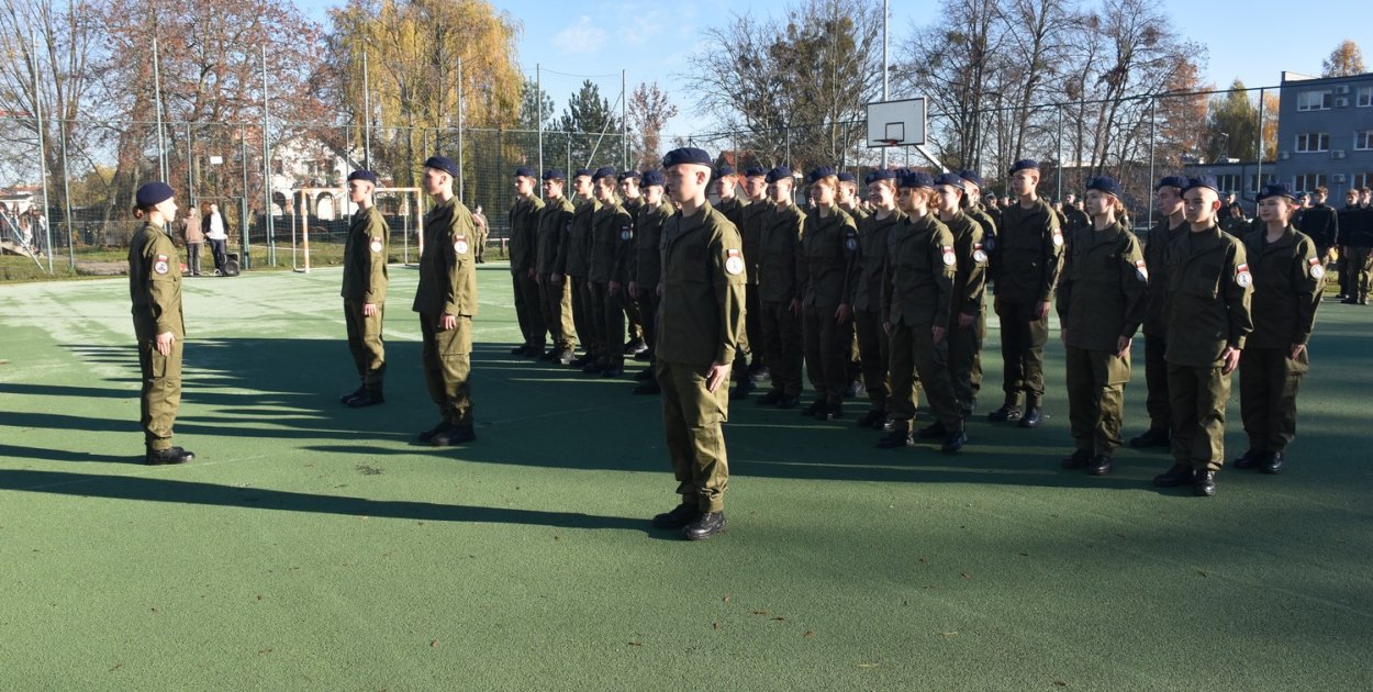 W piątkowy poranek w Zespole Szkół im. ks. Stanisława Staszica w Tarnobrzegu, popularnie zwanym „Górnikiem”, odbyło się uroczyste ślubowanie klasy pierwszej Oddziału Przygotowania Wojskowego (OPW).