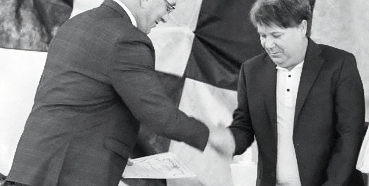 Alojzy Ciszkiewicz (z prawej) z Mieczysławem Dygasem, dyrektorem szkoły (fot. Szkoła Podstawowa numer 4 w Sandomierzu)