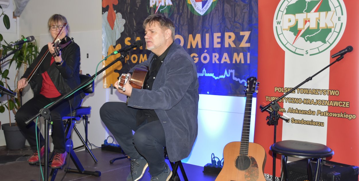 Janusz Kurowski i Agata Gasińska w  czasie koncertu "Sandomierz  pomiędzy górami"
