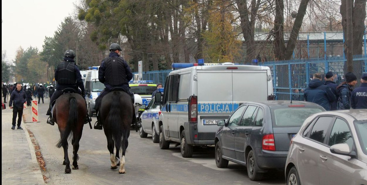 Funkcjonariusze byli obecni na terenie Gorzyc, zabezpieczyli trasy dojazdowe i okolice stadionu. Fot. policja