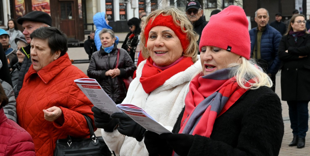 Patriotyczne śpiewanie 11 listopada w Tarnobrzegu