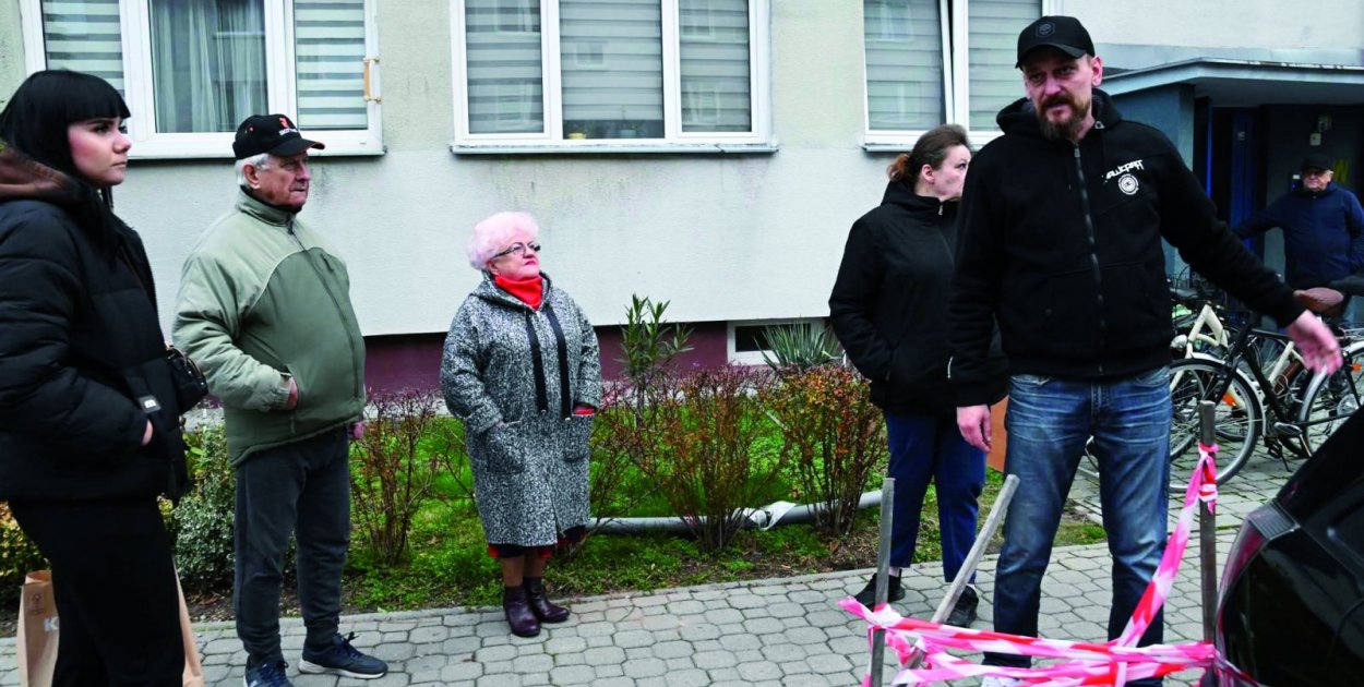 Pękające chodniki, zapadający się parking, brak miejsc postojowych i śmietnik, który stał się wysypiskiem dla całego osiedla – tak wygląda codzienność mieszkańców bloków przy ul. Dekutowskiego 14 i 16 w Tarnobrzegu.