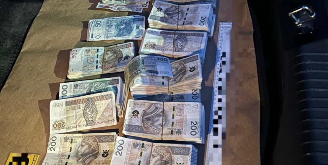 Zatrzymano auto pełne pieniędzy. Fot. Policja Opatów