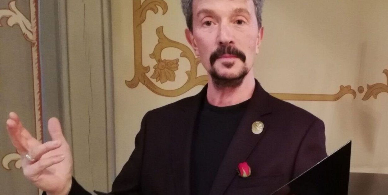 Piotr Pilarski wystąpi w ten wtorek w Miejskiej Bibliotece Publicznej w Sandomierzu.