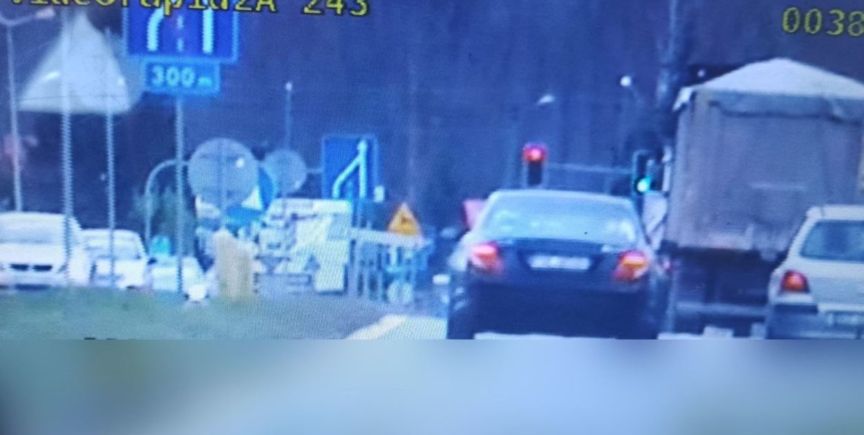 Na Wisłostradzie w Tarnobrzegu w ręce funkcjonariuszy wpadł 55-letni kierowca mercedesa. Fot. Policja