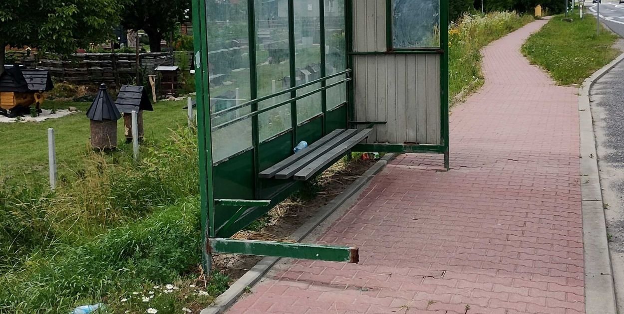 Uszkodzona wiata przystankowa przy drodze krajowej nr 9 w Łążku od dłuższego czasu stanowi zagrożenie dla pieszych i pasażerów.